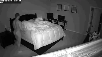 Hijo y su madre en la alcoba matrimonial.