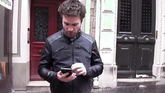 Mahé fait sa chienne en plein Paris