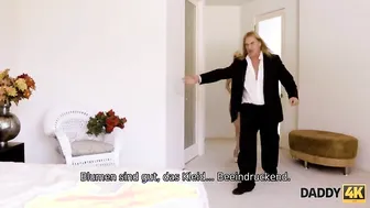 . Das zierliche Mädchen ist nicht verärgert, wenn es mit dem Schwiegervater fertig wird