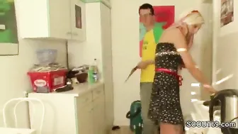 Stief-tochter findet Kondome bei Daddy