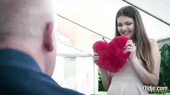 Old man fucks sweetie young pussy the girl swallows mature man cum