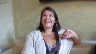 Brune a forte poitrine qui veut baiser tout de suite ! French amateur