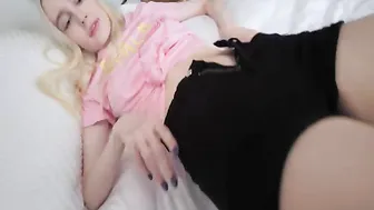 Incredibly steamy blowjob action between girls.