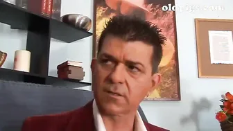 Mature man bangs a teenie in a sofa