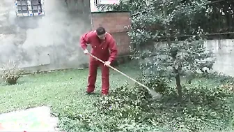 Hot and sexy milf seduces a worker for a good fuck