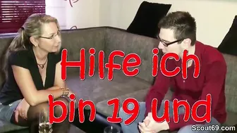 Mutti hilft jungen Bubi mit 18 bei seinem ersten Fick