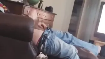 Meu primo botou um pornô e começou a bater punheta na minha frente